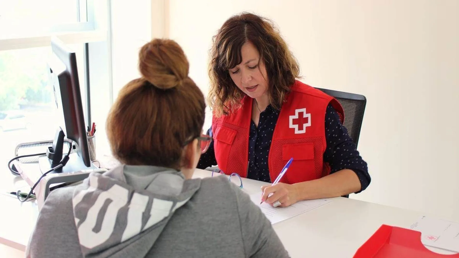 Cruz Roja señala que hay que afrontar desafíos como la soledad no deseada, la desigualdad en el acceso al mercado laboral y la brecha digital