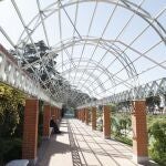 La rosaleda del parque del Oeste estrena su nueva cara tras obras de mejora con vallado, pavimentación y pérgolas