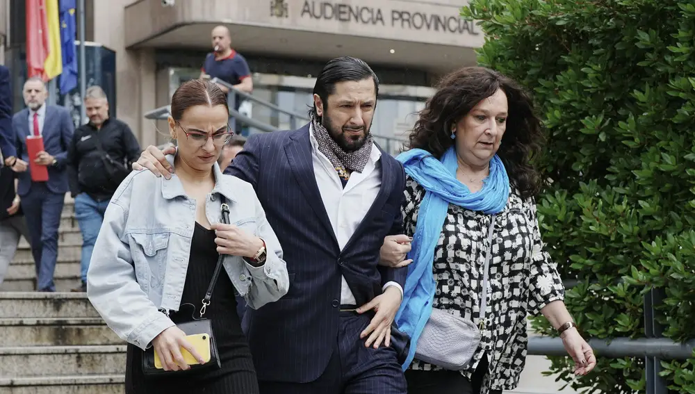 El bailarín Rafael Amargo a su salida este miércoles de la Audiencia Provincial de Madrid donde ha sido juzgado junto al que al que fue su productor y a un socio por integrar un grupo que traficaba con droga, fundamentalmente metanfetamina, que vendían desde el piso del artista, unos supuestos hechos por los que la Fiscalía pide para él nueve años de cárcel.