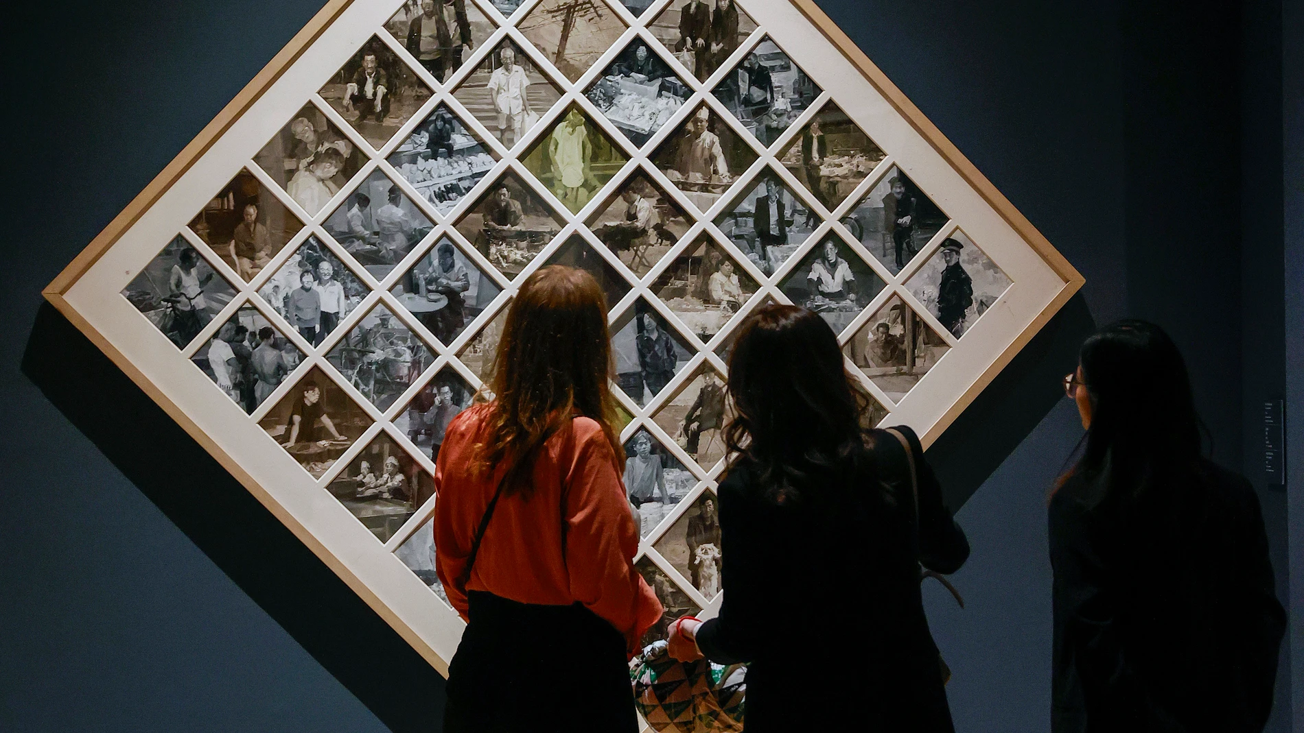 MADRID, 12/04/2024.- Aspecto de la exposición 'Más allá del realismo, arte figurativo de China y España', que conmemora el 50 aniversario de las relaciones diplomáticas entre los dos países y se compone de un centenar de pinturas contemporáneas, la mitad, de artistas españoles como Antonio López, Carmen Laffón o Cristóbal Toral y, la otra mitad, de artistas chinos, entre ellos, Quan Shanshi, Jin Shangyi y Zhan Jianjun, este viernes en el Palacio Real en Madrid. EFE/ J P GANDUL