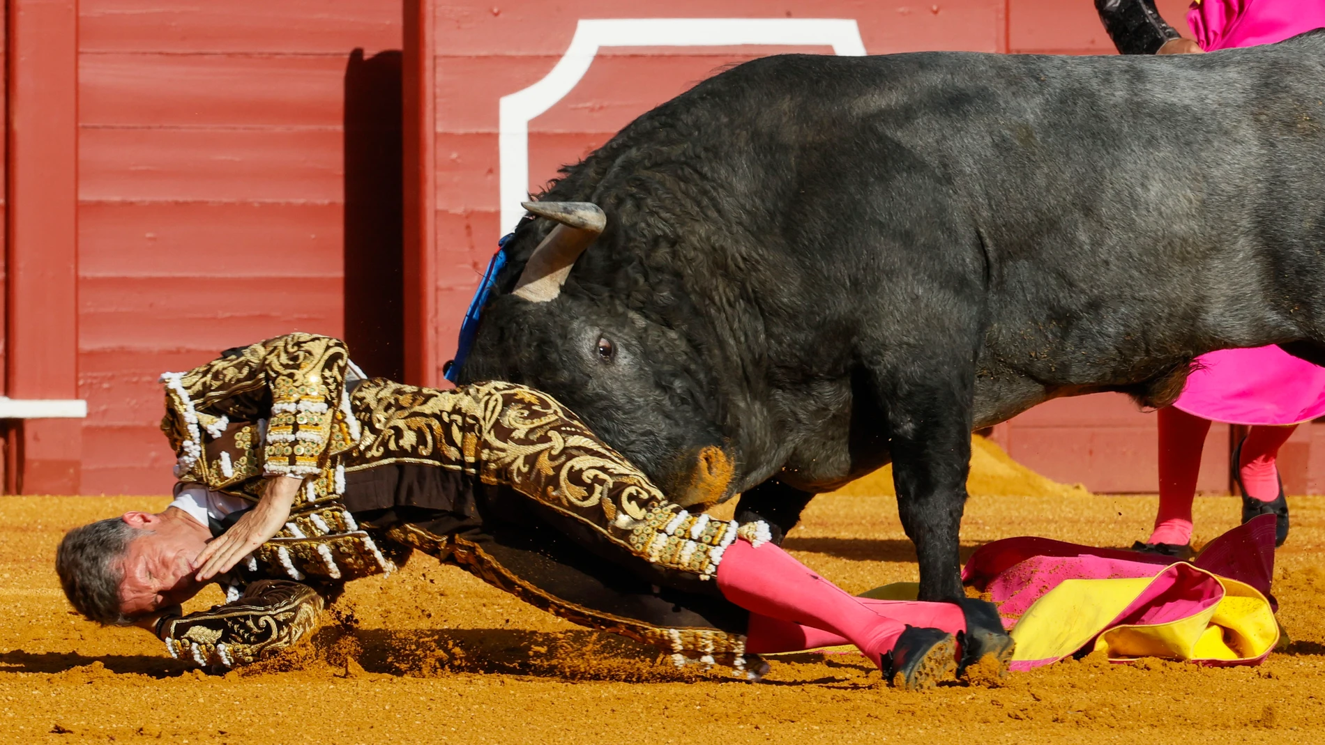 SEVILLA, 13/04/2024.- El diestro Manuel Escribano sufre una cogida en el primero de su lote durante la corrida celebrada hoy sábado en la plaza de toros La Maestranza de Sevilla. EFE / José Manuel Vidal.