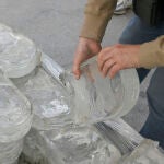 Reparto de piezas de vidrio del monumento conmemorativo del 11M