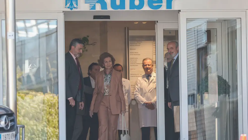 La reina Sofía sale del hospital tras cuatro días ingresada