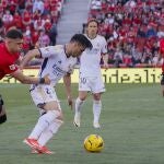 Brahim protege la pelota ante Gio González