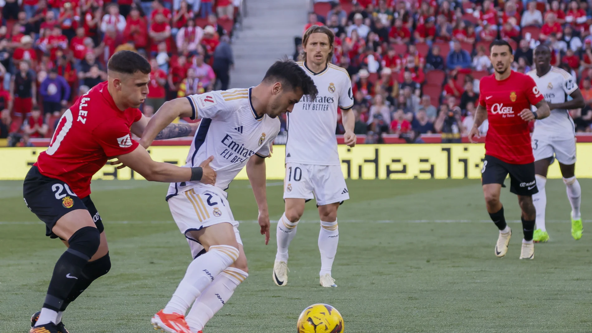Brahim protege la pelota ante Gio González
