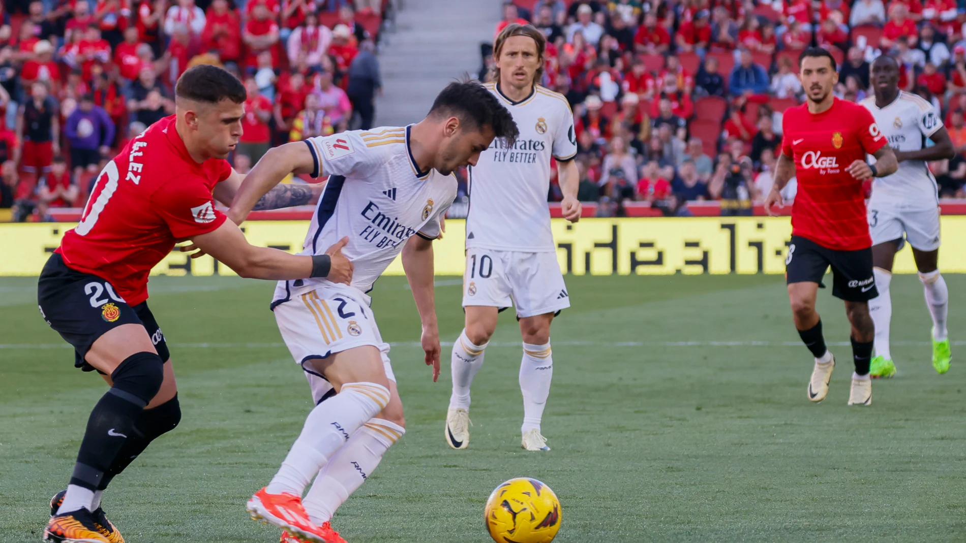 MALLORCA, 13/04/2024. El centrocampista del Real Madrid, Brahim Díaz (d), protege el balón ante el defensa uruguayo del Mallorca, Giovanni González, durante el encuentro correspondiente a la jornada 31 de primera división que disputan Mallorca y Real Madrid hoy sábado en el estadio de Son Moix, en la capital balear. EFE/CATI CLADERA.