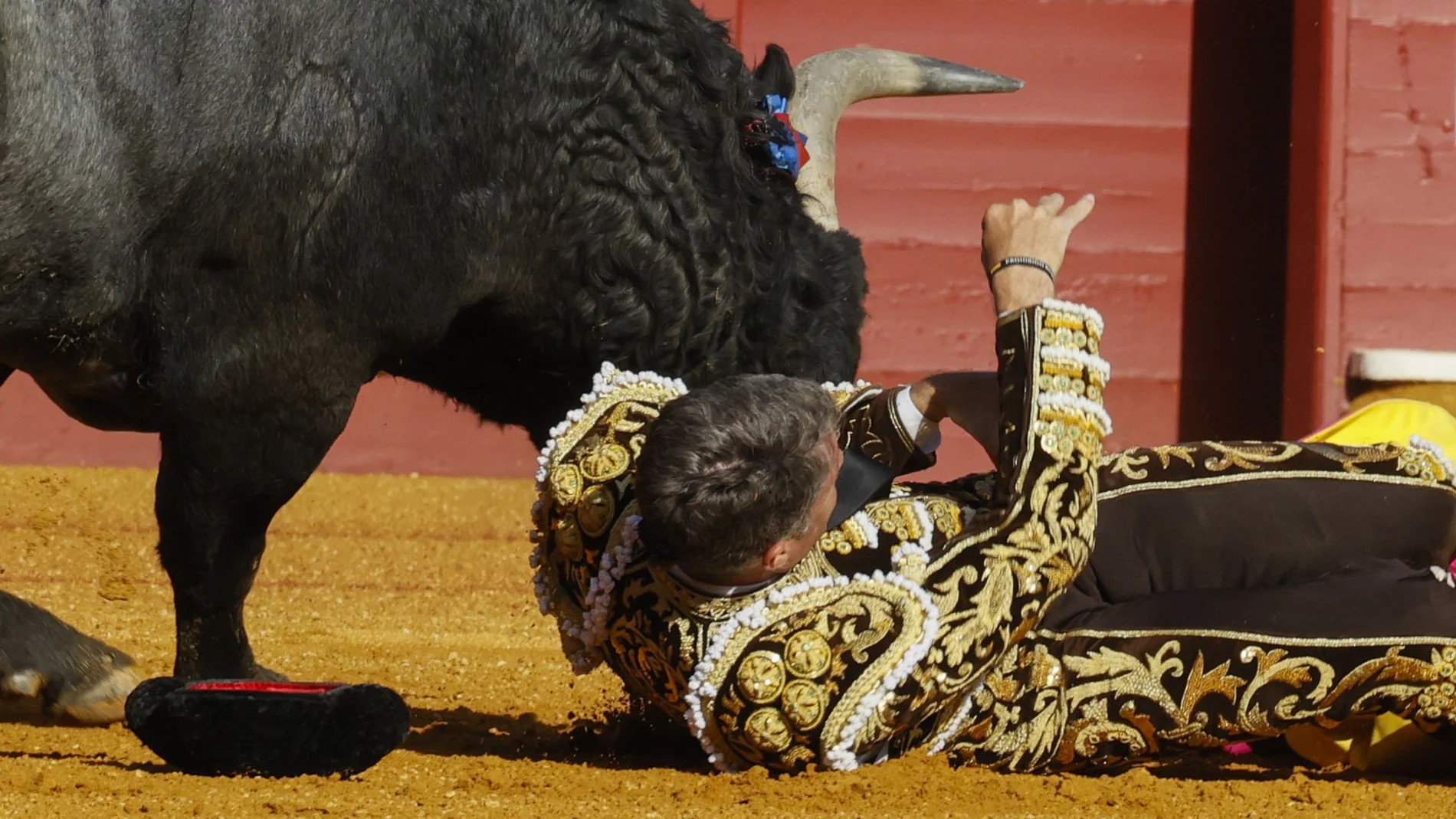 Tremenda cogida de Escribano en la tarde de la gesta de Roca en Sevilla con los Victorinos
