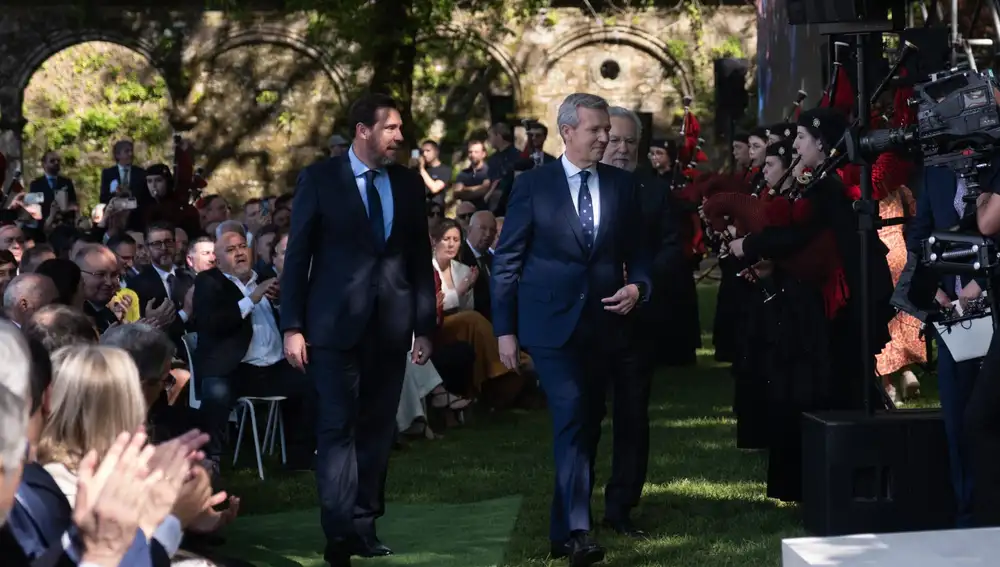 Rueda entra en el parque acompañado del ministro de Transportes, Óscar Puente, y del presidente del Parlamento, Miguel Santalices.