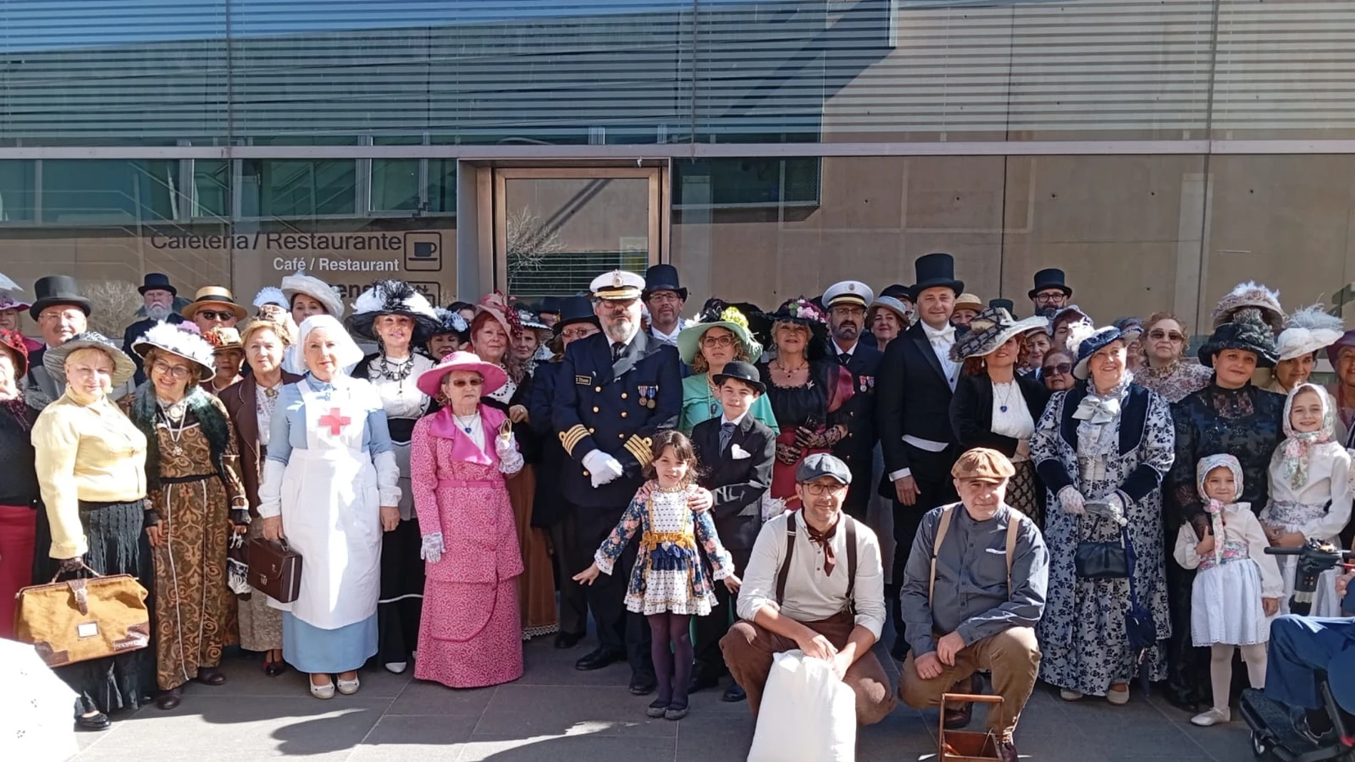 La Asociación Cultural Modernistas Cartagena de Levante ha realizado una recreación de la subida al trasatlántico 'Titanic'