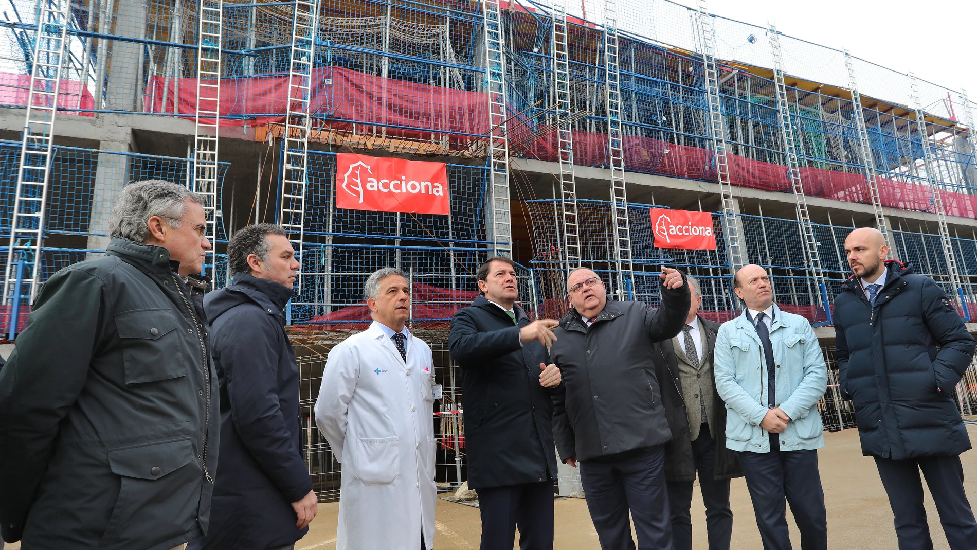 Fernández Mañueco y Alejandro Vázquez durante una reciente visita a las obras del hospital de Palencia