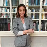 Isabel Preysler con traje gris.