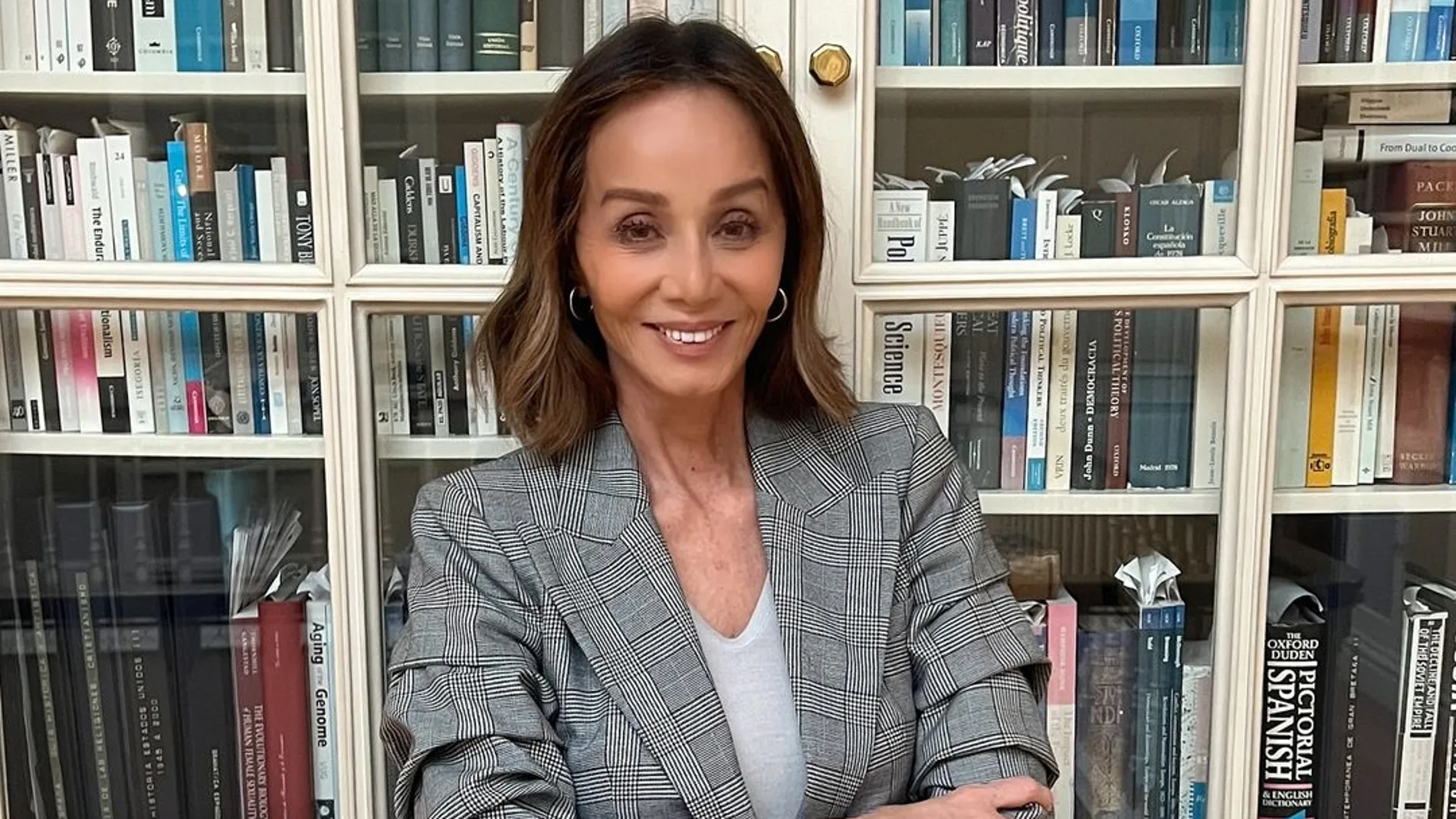 Isabel Preysler con traje gris.