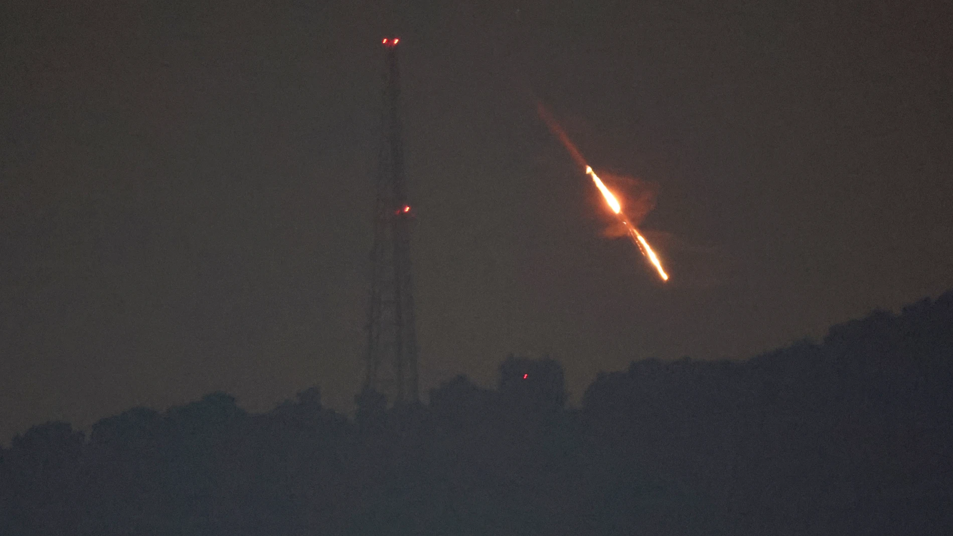 Undisclosed (-), 14/04/2024.- A view shows drones or missiles vying for targets at undisclosed locations in northern Israel, early 14 April 2024. According to the Israeli army IDF on early 14 April Iran launched missiles from its territory toward the territory of the State of Israel. The IDF called called for people to be alert and act according to the Home Front Command'Äôs guidelines. EFE/EPA/ATEF SAFADI