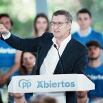 Feijóo condena el ataque de Irán y acusa al Gobierno de ser "el último" en la defensa de las democracias occidentales