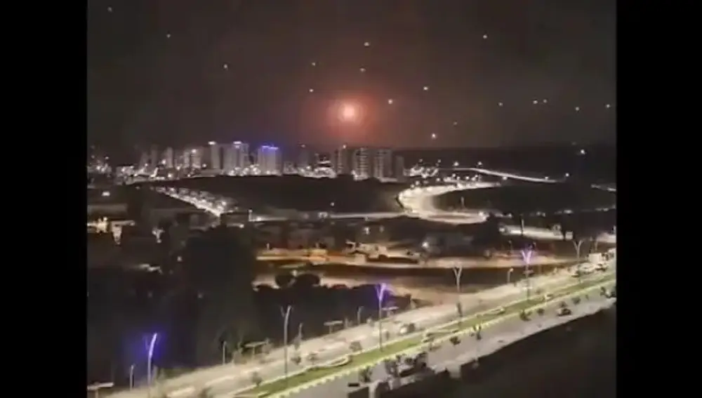 Captura de un vídeo de la Cúpula de hierro interceptado un misil iraní