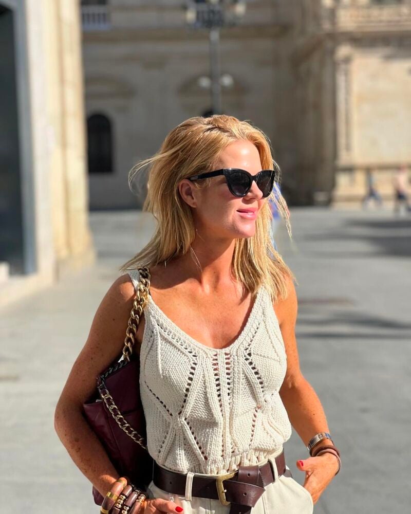 Amelia Bono con look blanco.