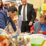 El presidente de la Junta de Andalucía, Juanma Moreno, durante su visita a la residencia de mayores La Orden de Huelva