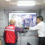 El presidente de la Generalitat, Carlos Mazón, ha visitado esta tarde el Puesto de Mando Avanzado del incendio en Tárbena