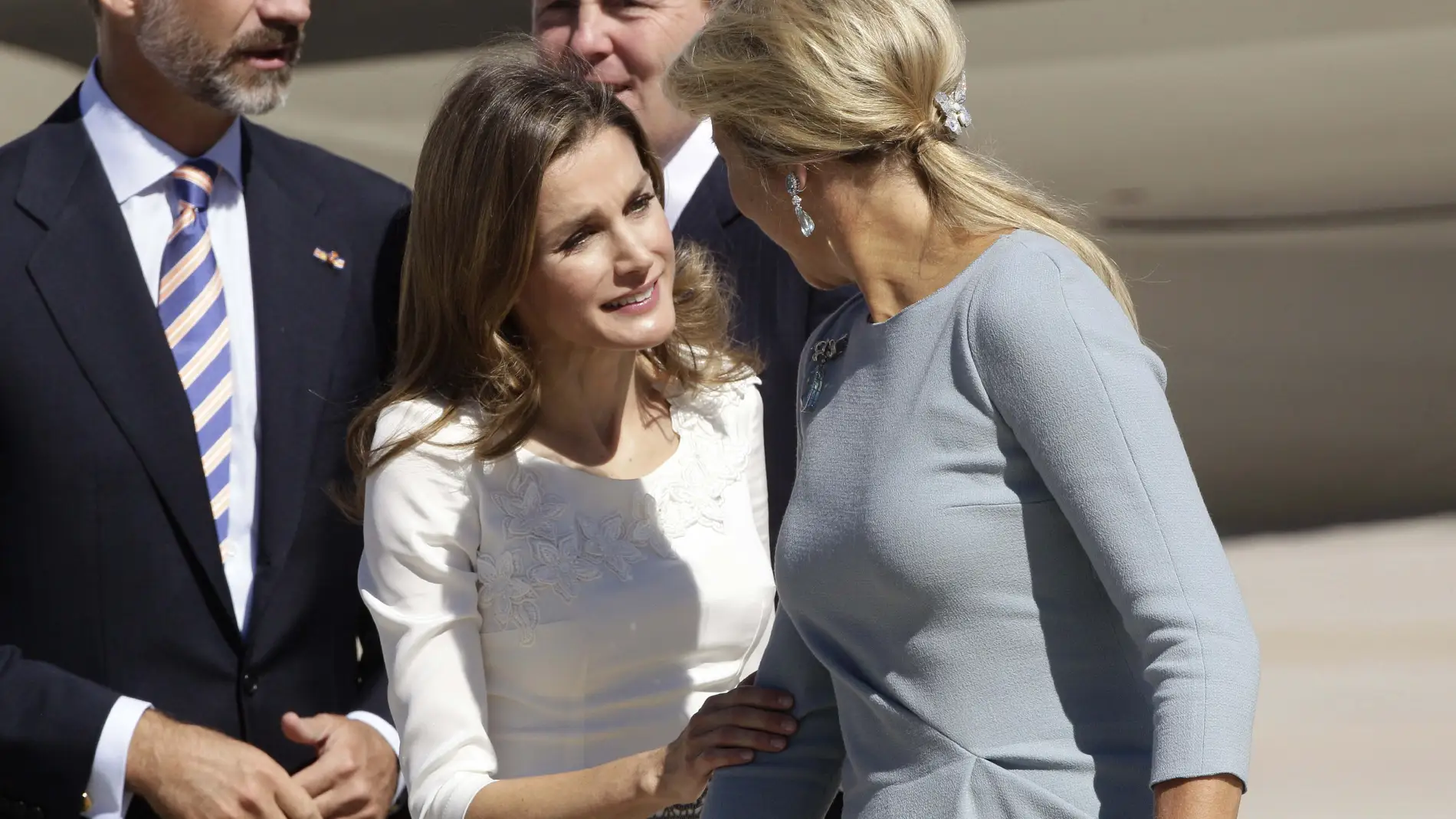Los Príncipes de Asturias reciben a los reyes de Holanda, Guillermo-Alejandro (2d) y Máxima (d), a su llegada a la base aérea de Torrejón, en su primera visita oficial a España.