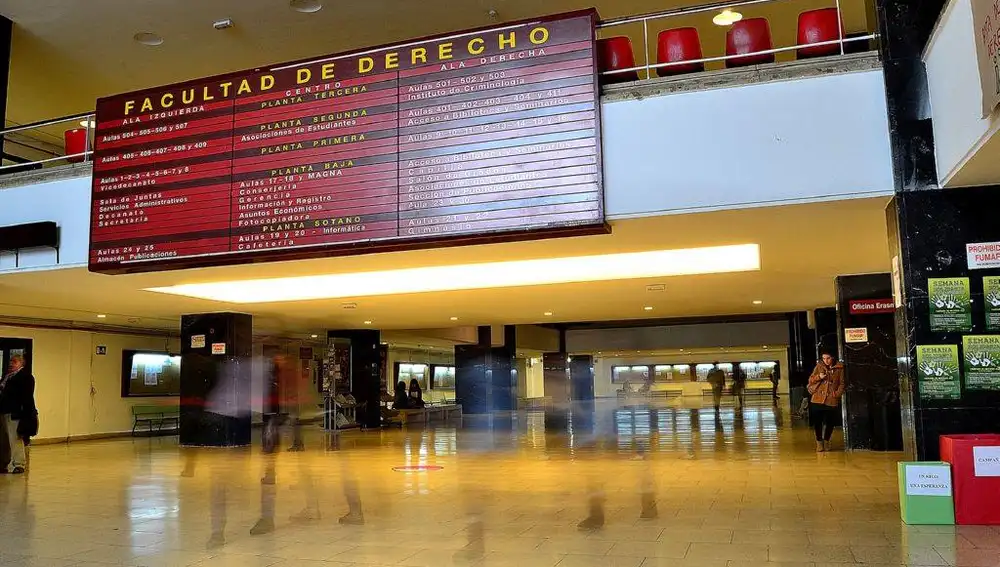 Hall principal de la facultad de Derecho de la UCM