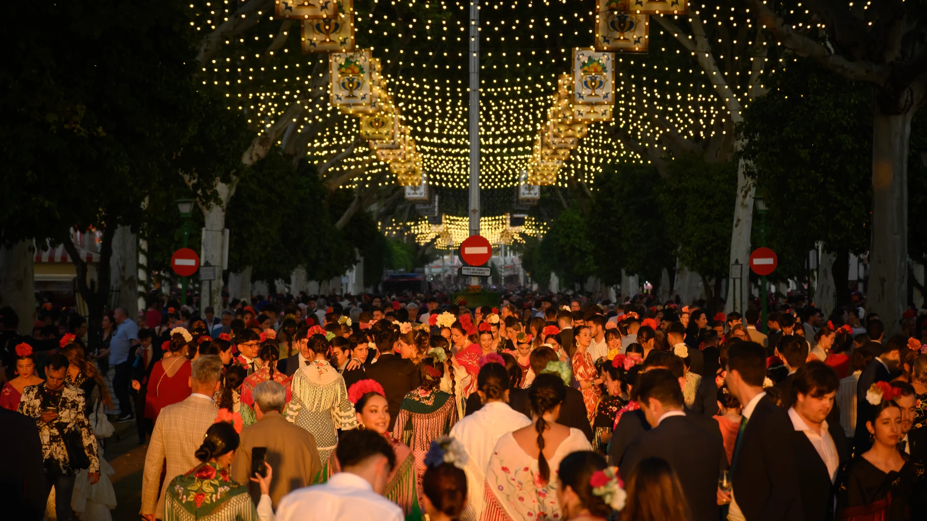 SEVILLA, 15/04/2024.- Una de las calles del Real de la Feria de Abril de Sevilla en este lunes por la tarde. EFE/ Raúl Caro