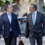 El jefe de Gabinete de Zaplana, Juan Francisco García (izqda) junto a su abogado