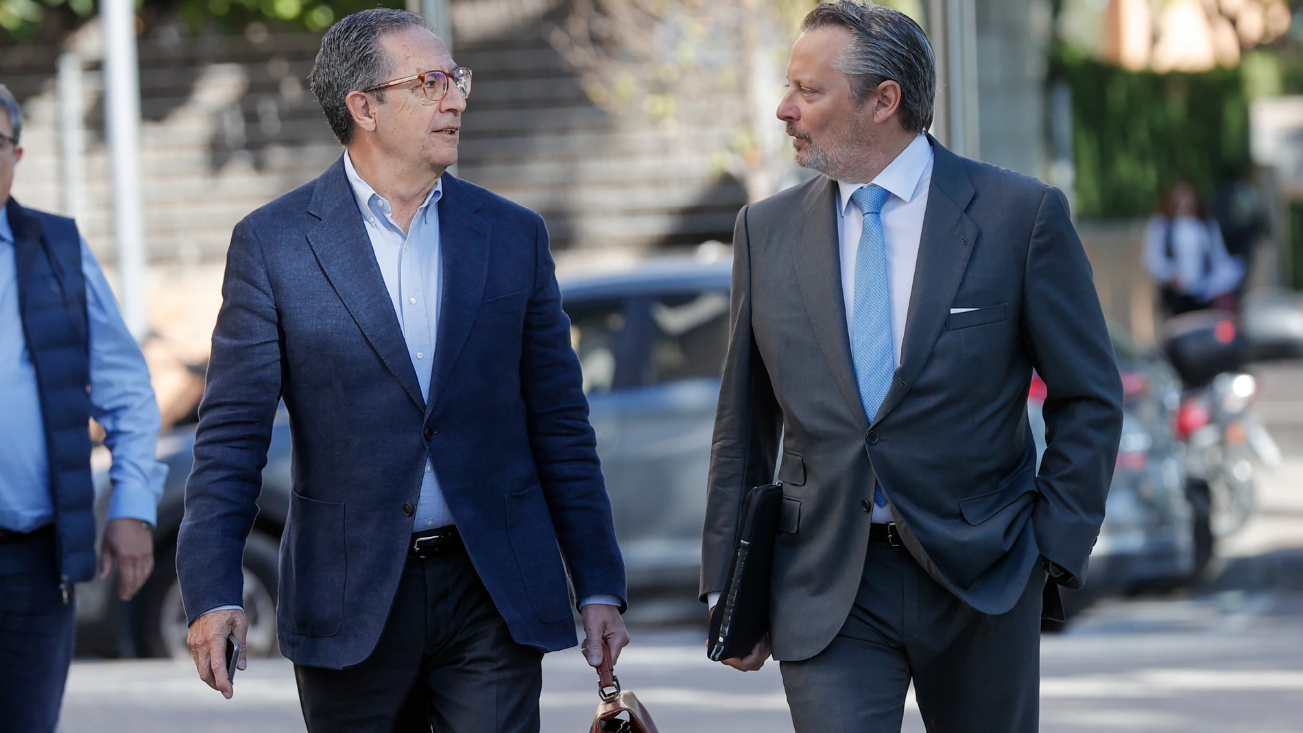 El jefe de Gabinete de Zaplana, Juan Francisco García (izqda) junto a su abogado