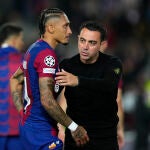 Xavi fue expulsado y luego trató de consolar a sus jugadores