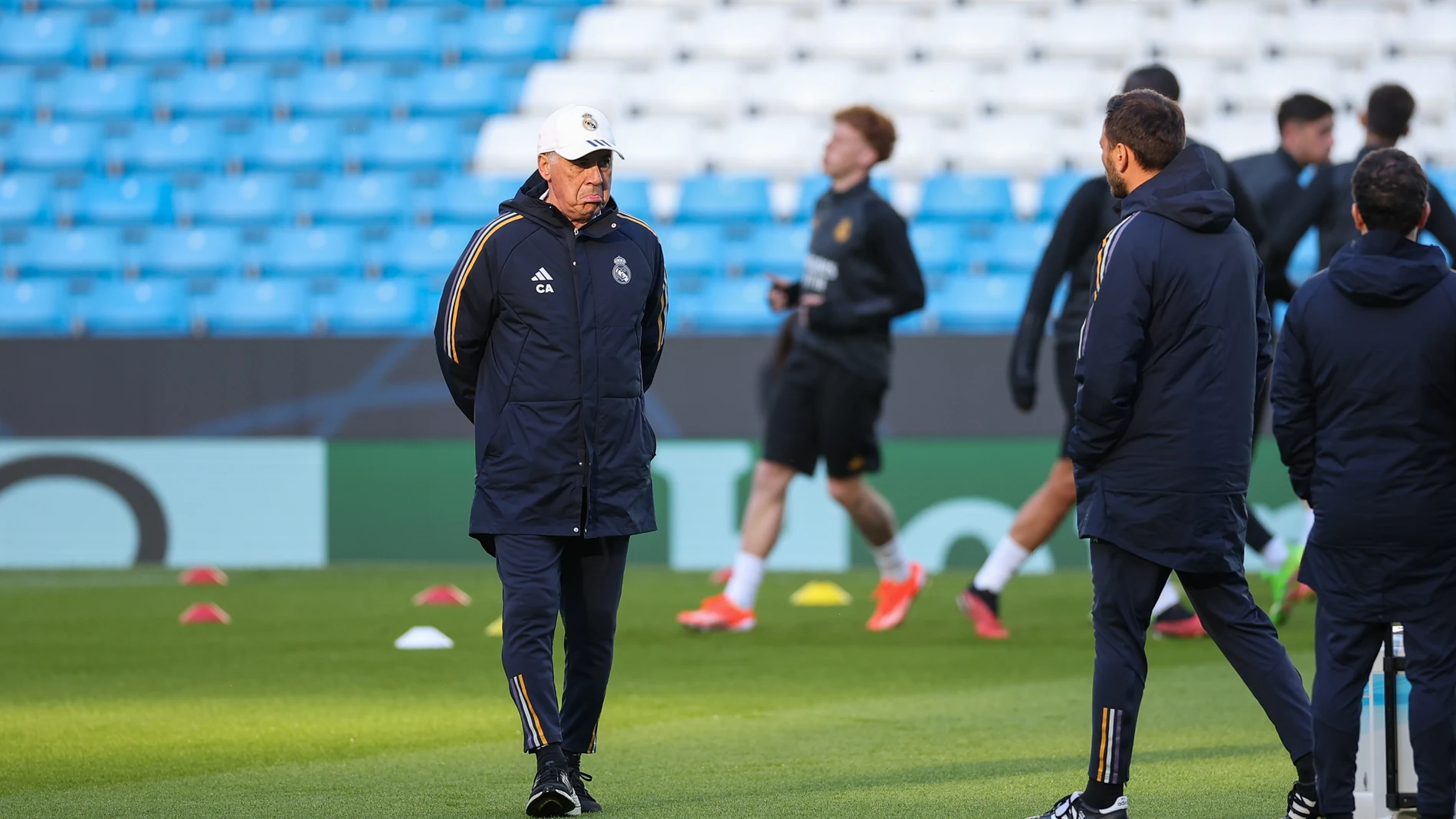 Manchester (United Kingdom), 16/04/2024.- Real Madrid manager Carlo Ancelotti (L) leads a training session in Manchester, Britain, 16 April 2024. Real Madrid will face Manchester City in the UEFA Champions League quarter final second-leg soccer match on 17 April 2024. (Liga de Campeones, Reino Unido) EFE/EPA/ADAM VAUGHAN