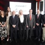 Foto de familia del consejero Gerardo Dueñas junto a Caramanzana, Irene Carvajal, Blanca Jiménez, Raquel Alonso, Carlos Villar y Jesús Posadas, entre otros, antes del acto