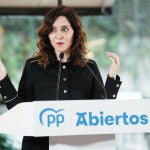 Ayuso apoya al candidato del PP a lehendakari, Javier de Andrés, en un acto de campaña electoral