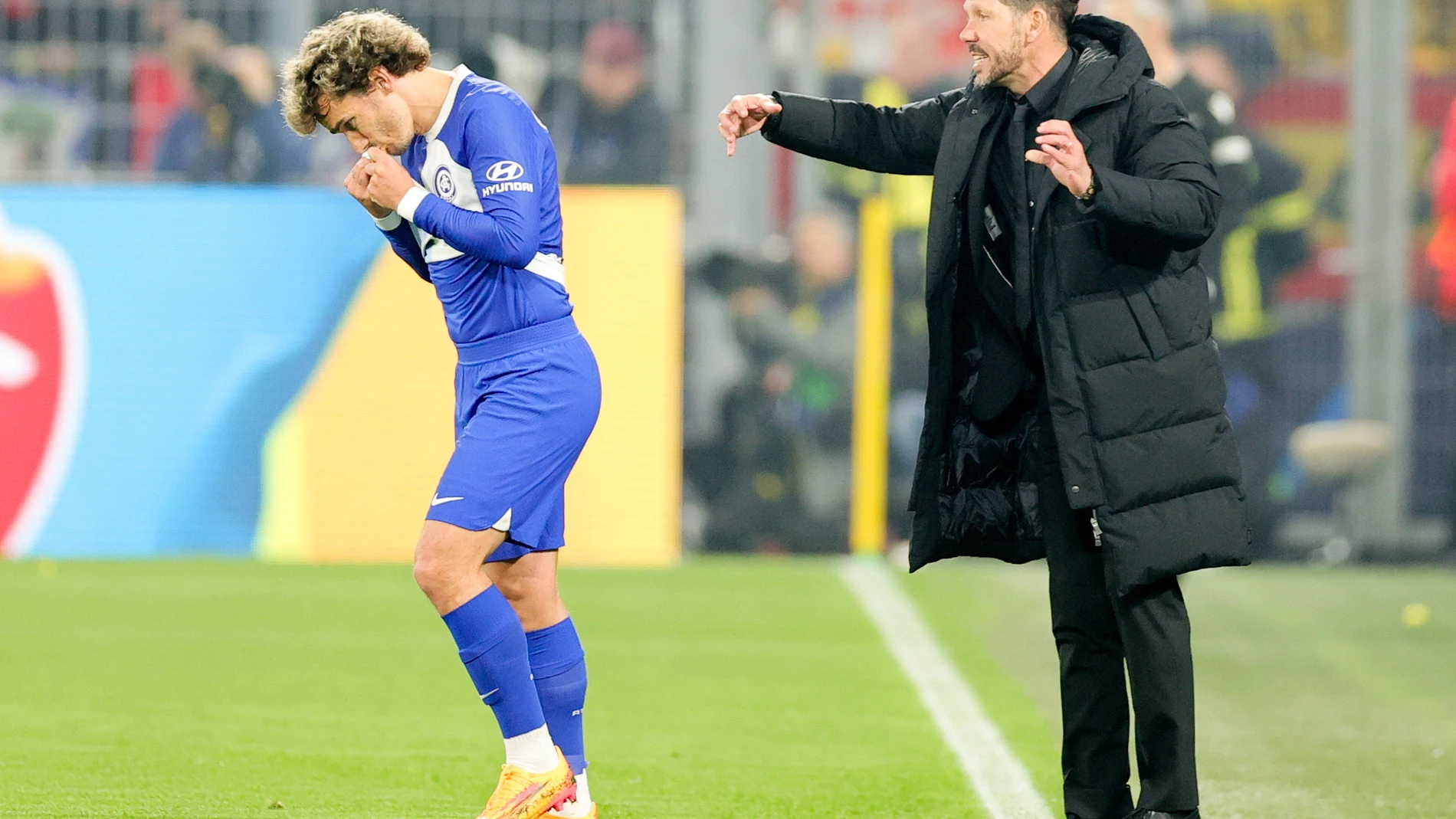 Dortmund (Germany), 16/04/2024.- Atletico's head coach Diego Simeone (R) gives instructions to Atletico's Antoine Griezmann during the UEFA Champions League quarter final, 2nd leg match between Borussia Dortmund and Atletico Madrid in Dortmund, Germany, 16 April 2024. (Liga de Campeones, Alemania, Rusia) EFE/EPA/FRIEDEMANN VOGEL