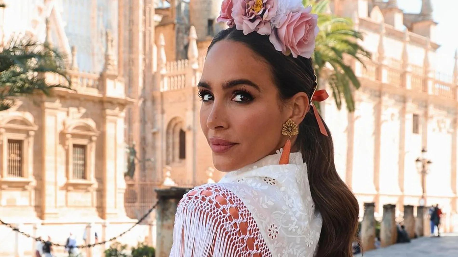 Rocío Osorno como una de las mejores vestidas de la Feria de Abril 2024.