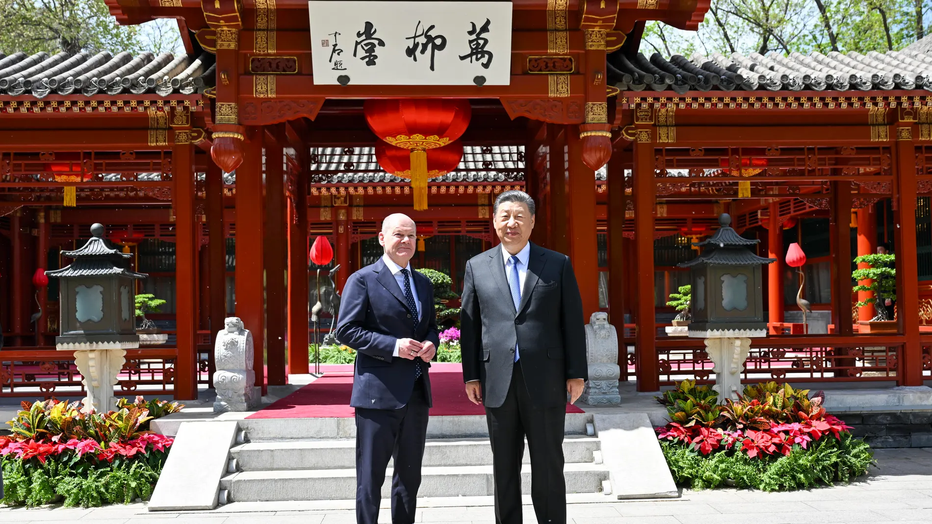 Beijing (China), 16/04/2024.- Chinese President Xi Jinping (R) and German Chancellor Olaf Scholz (L) pose for a photograph in Beijing, China, 16 April 2024. Xi met with Scholz at the Diaoyutai State Guesthouse in Beijing on 16 April. (Alemania) EFE/EPA/XINHUA / XIE HUANCHI CHINA OUT / UK AND IRELAND OUT / MANDATORY CREDIT EDITORIAL USE ONLY EDITORIAL USE ONLY