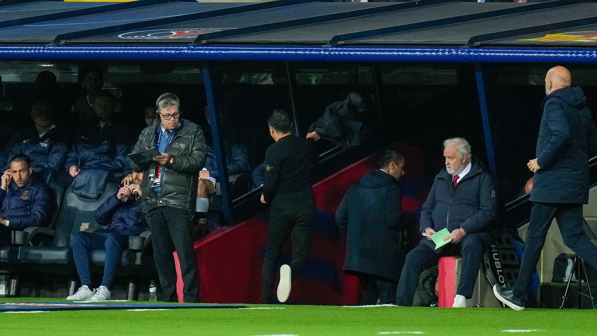 BARCELONA, 16/04/2024.- El entrenador del FC Barcelona, Xavi Hernández (c), es expulsado durante el partido de vuelta de los cuartos de final de la Liga de Campeones que FC Barcelona y PSG disputan hoy martes en el estadio Olímpico Lluis Company, en Barcelona. EFE/Siu Wu