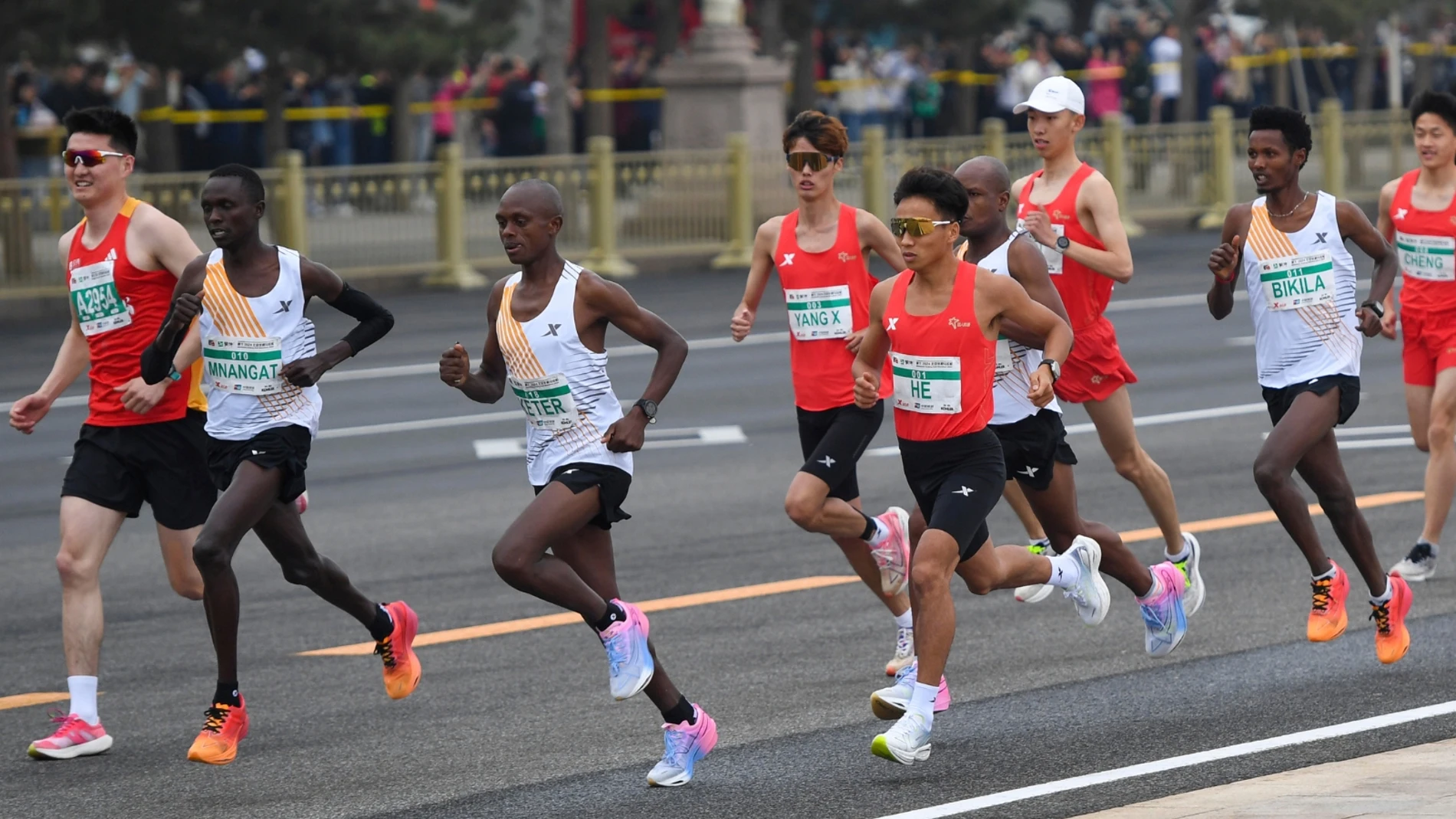 Tres atletas africanos aparentemente dejan ganar al corredor He Jie en medio maratón