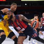 Miller-Mcintyre intenta superar la defensa de Rivero