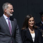 El look de la Reina Letizia rumbo a Holanda.