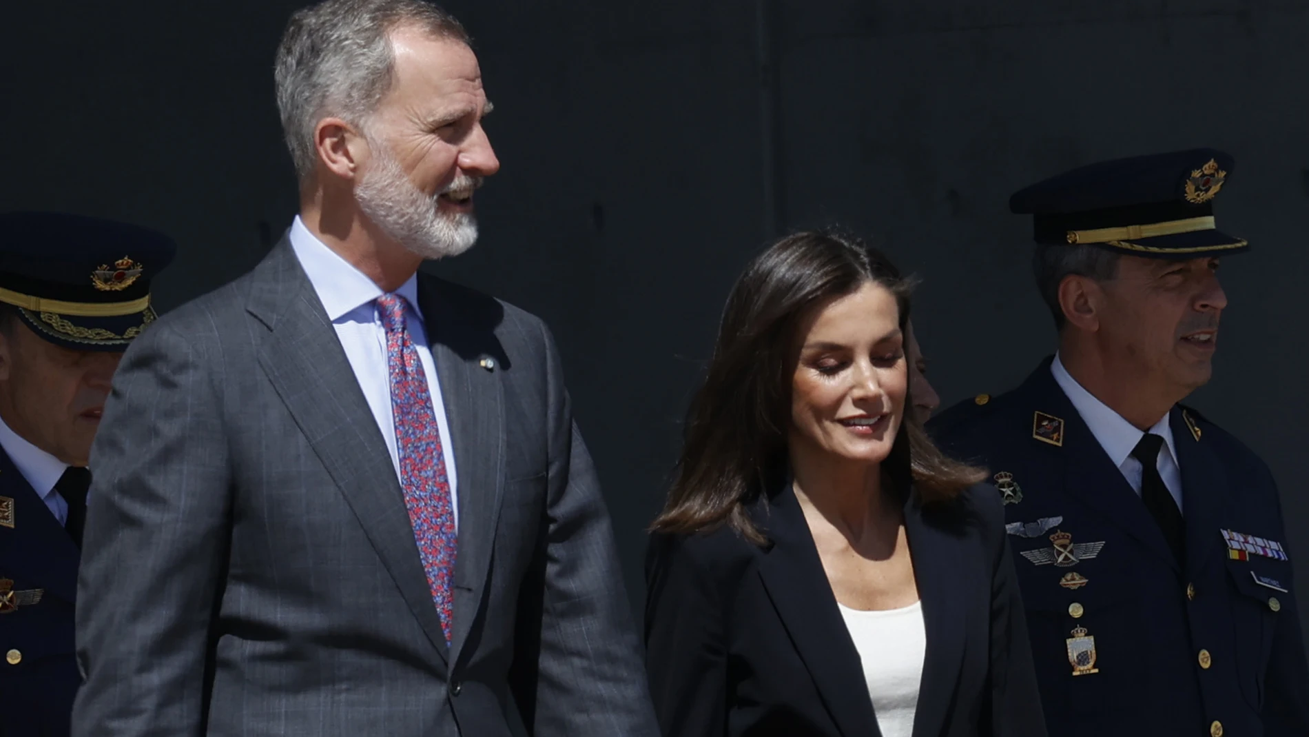 El look de la Reina Letizia rumbo a Holanda.