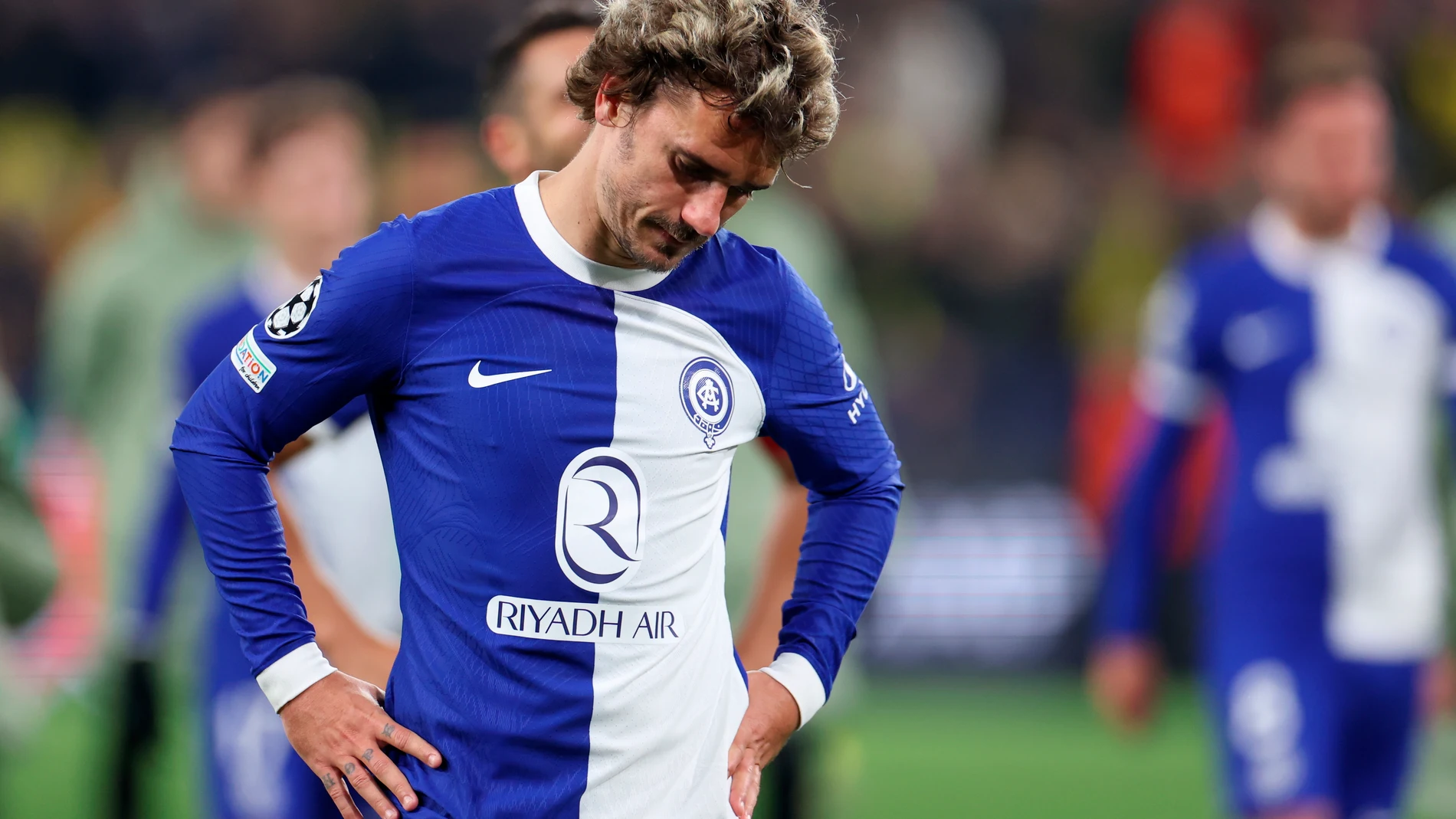 Dortmund (Germany), 16/04/2024.- Atletico's Antoine Griezmann reacts after the UEFA Champions League quarter final, 2nd leg match between Borussia Dortmund and Atletico Madrid in Dortmund, Germany, 16 April 2024. Atletico Madrid lost 4-5 on aggregate. (Liga de Campeones, Alemania, Rusia) EFE/EPA/CHRISTOPHER NEUNDORF