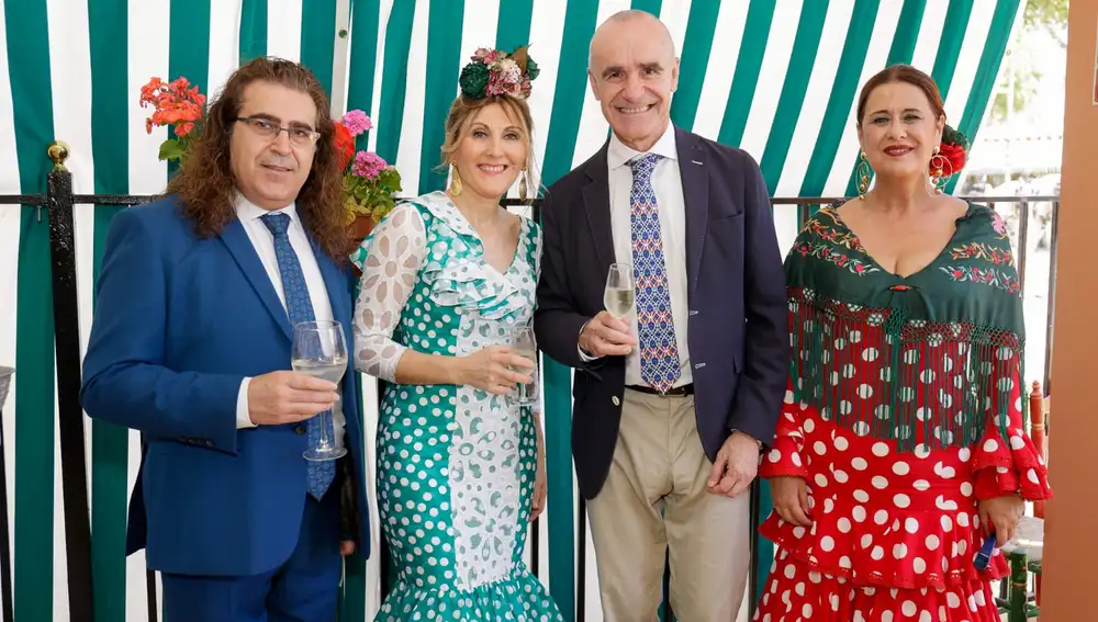 La decana, Ana Jáuregui, junto con algunos invitados en la caseta