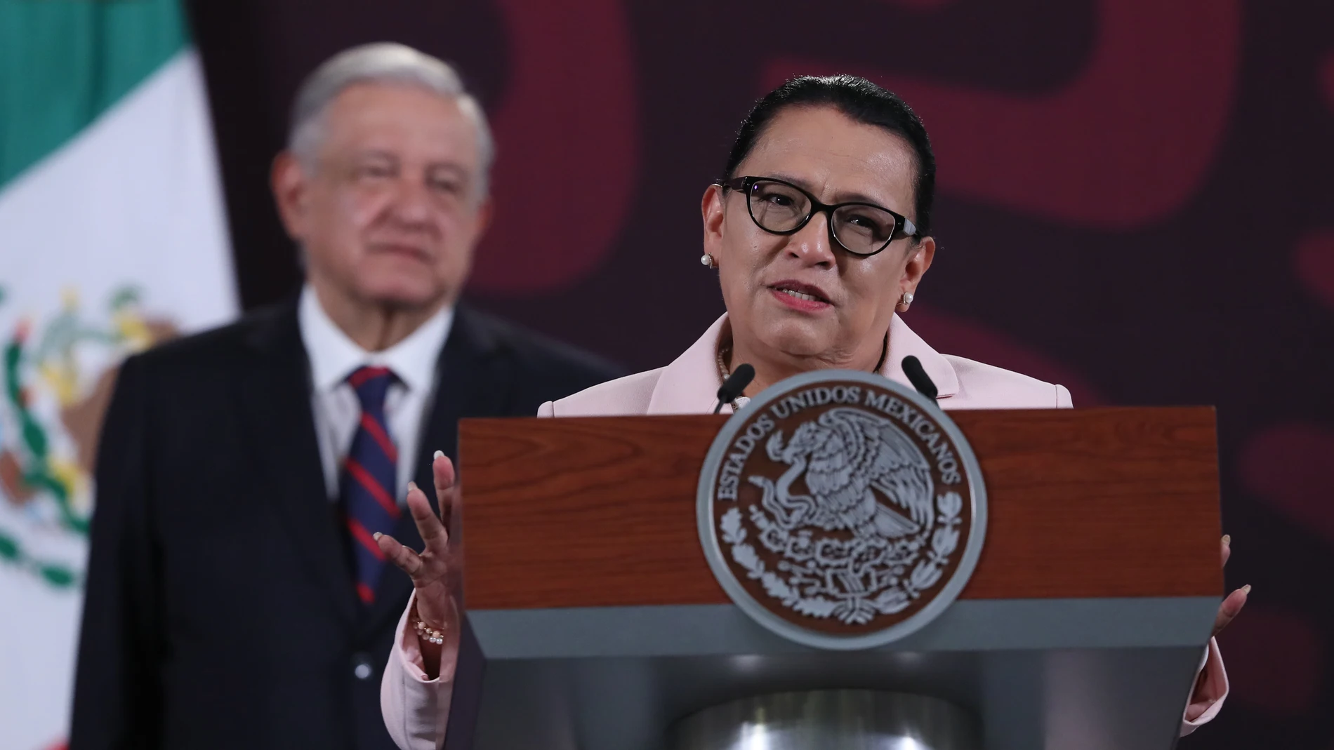 MEX4644. CIUDAD DE MÉXICO (MÉXICO), 16/04/2024.- La secretaria de Seguridad y Protección Ciudadana, Rosa Icela Rodríguez, habla durante una conferencia de prensa del presidente de México, Andrés Manuel López Obrador, este martes en Palacio Nacional de la Ciudad de México (México). La cifra de candidatos que han solicitado protección del Gobierno mexicano se elevó a 273 en medio de unas campañas que han dejado decenas de asesinatos, según reveló este martes la titular de la Secretaría de Segur...