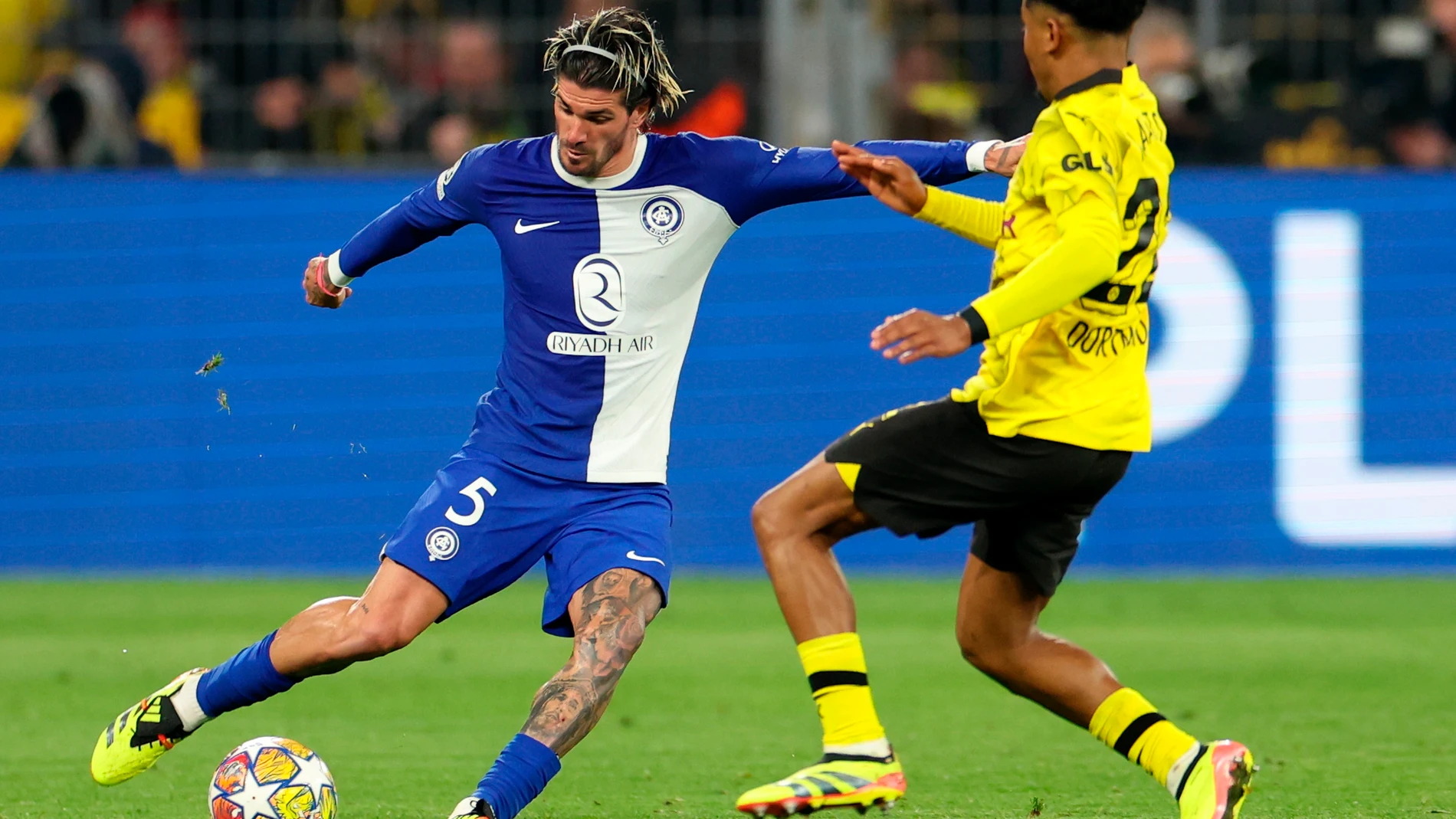 Dortmund (Germany), 16/04/2024.- Dortmund's Ian Maatsen (R) in action against Atletico's Rodrigo de Paul (L) during the UEFA Champions League quarter final, 2nd leg match between Borussia Dortmund and Atletico Madrid in Dortmund, Germany, 16 April 2024. (Liga de Campeones, Alemania, Rusia) EFE/EPA/CHRISTOPHER NEUNDORF