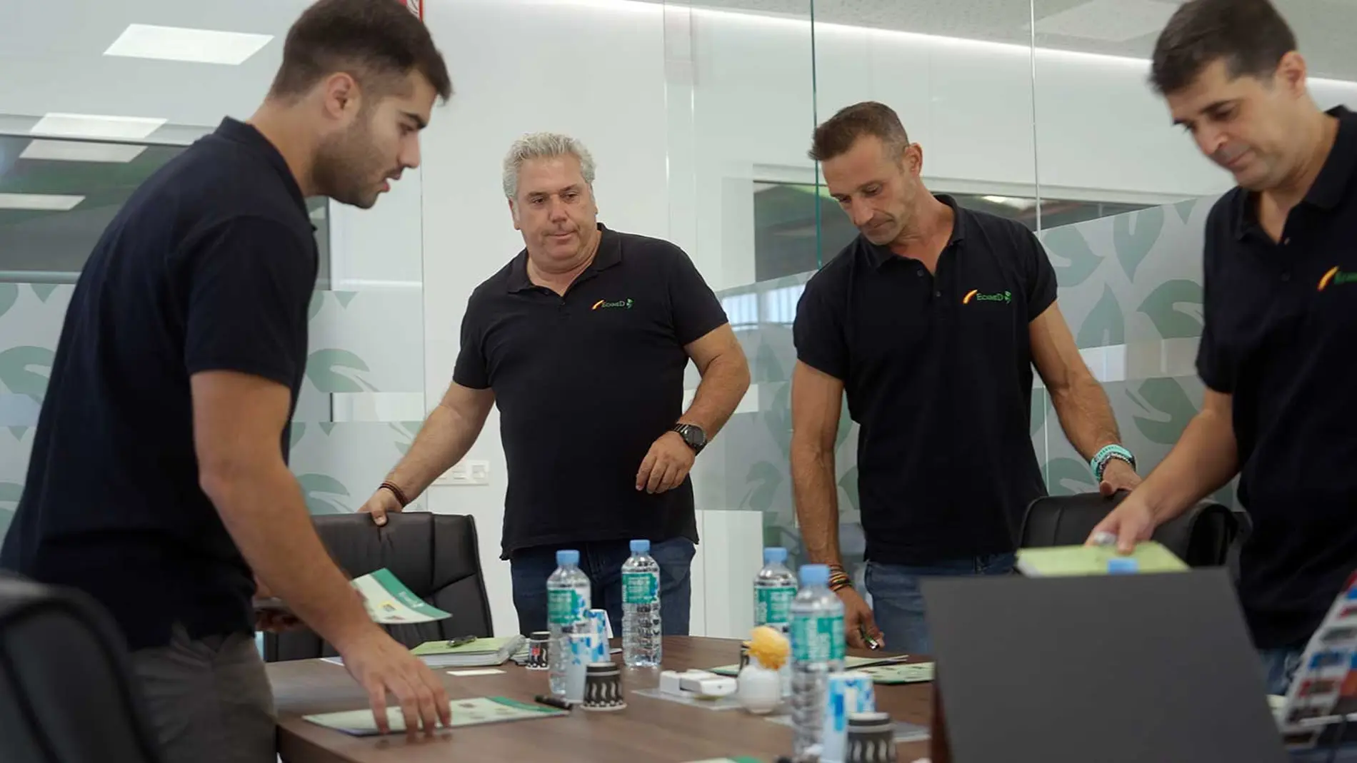 José Luis Puche, en el centro, con parte del equipo de