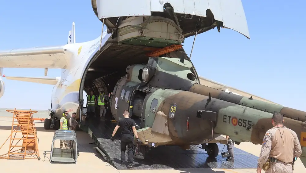 Momento en que se introduce uno de los helicópteros Courgar en el avión