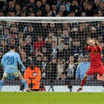 Lunin le para el penalti a Bernardo Silva