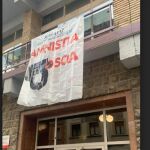 Pancarta colocada en un centro educativo
