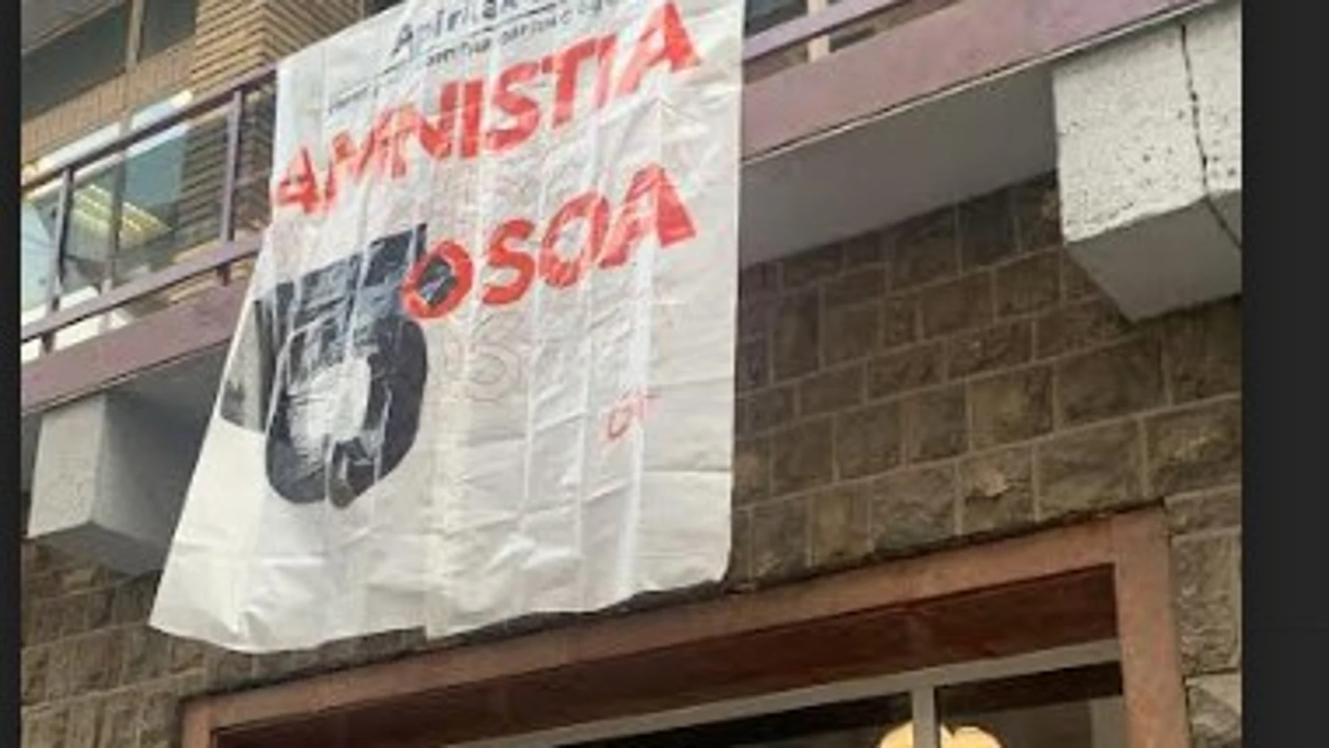 Pancarta colocada en un centro educativo