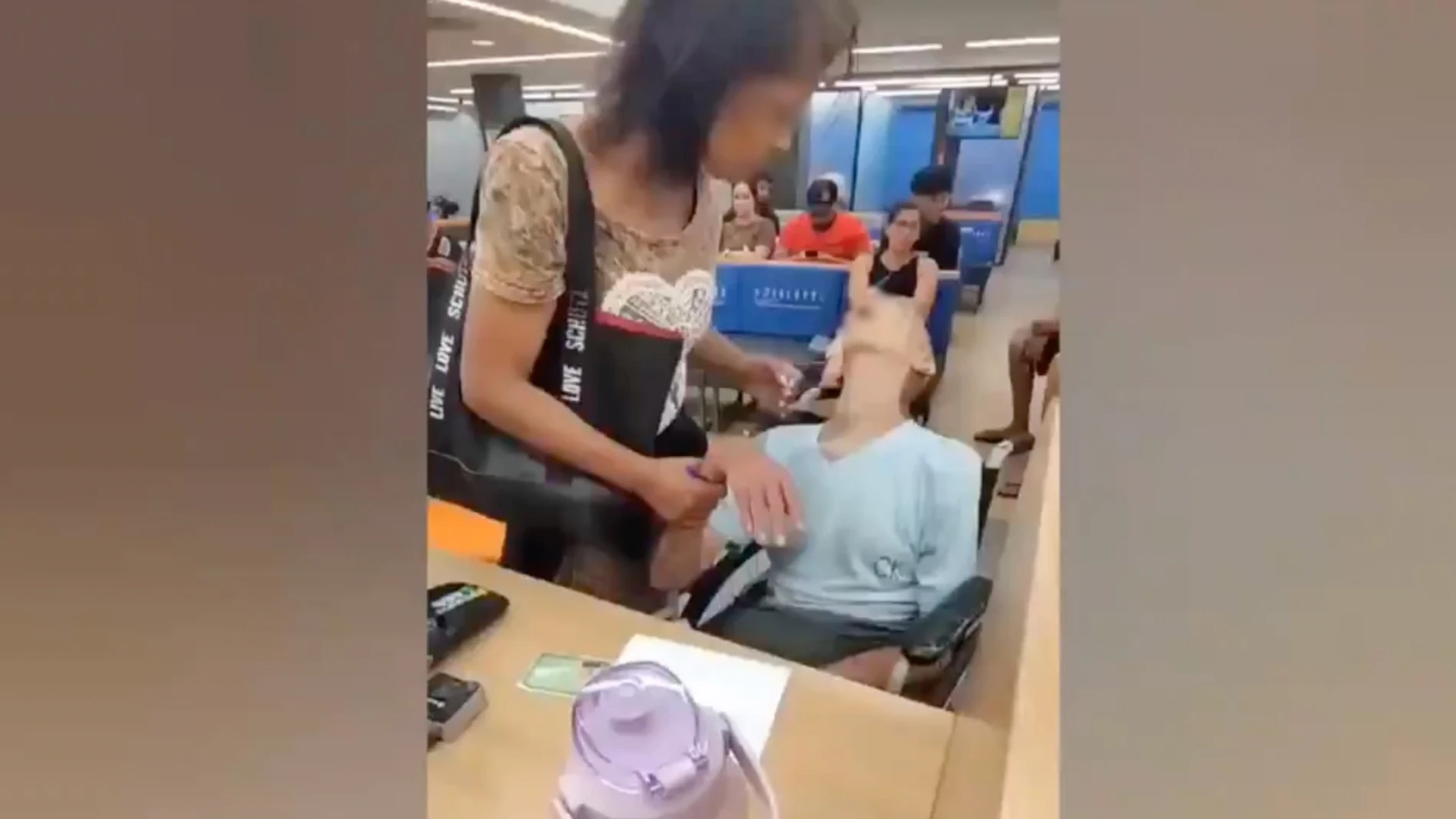 Una mujer lleva un cadáver a una sucursal bancaria para intentar retirar un préstamo de 17 mil reales