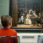 Niños con "Las Meninas" al fondo